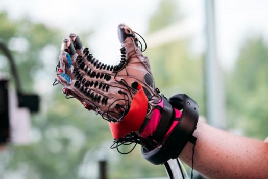 Meta’s sci-fi haptic glove prototype lets you feel VR objects using air pockets1