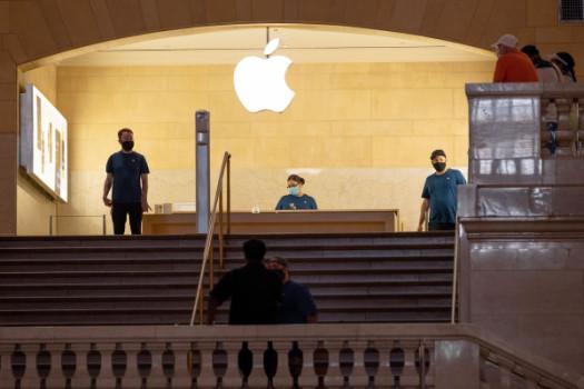 Apple store workers at Grand Central Terminal start collecting signatures to form a union