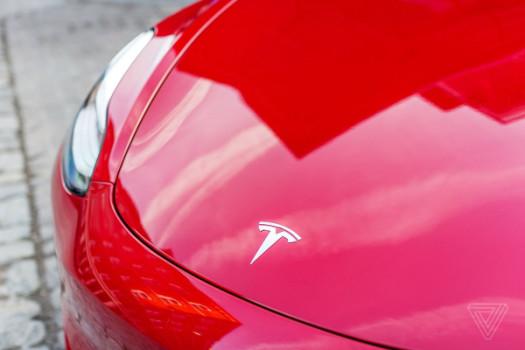 Elon Musk says we should see Steam running on Teslas soon