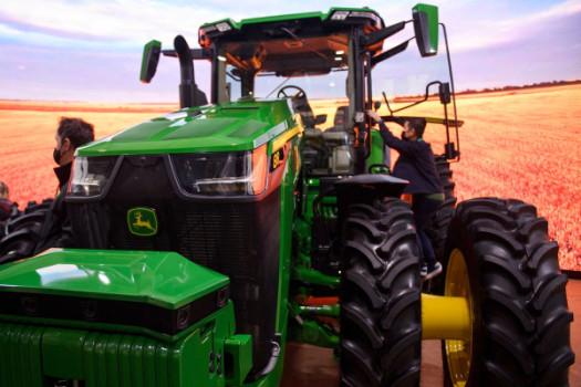 Def Con hacker shows John Deere’s tractors can run Doom